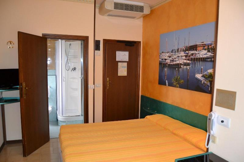 Hotel Marselli Римини Экстерьер фото